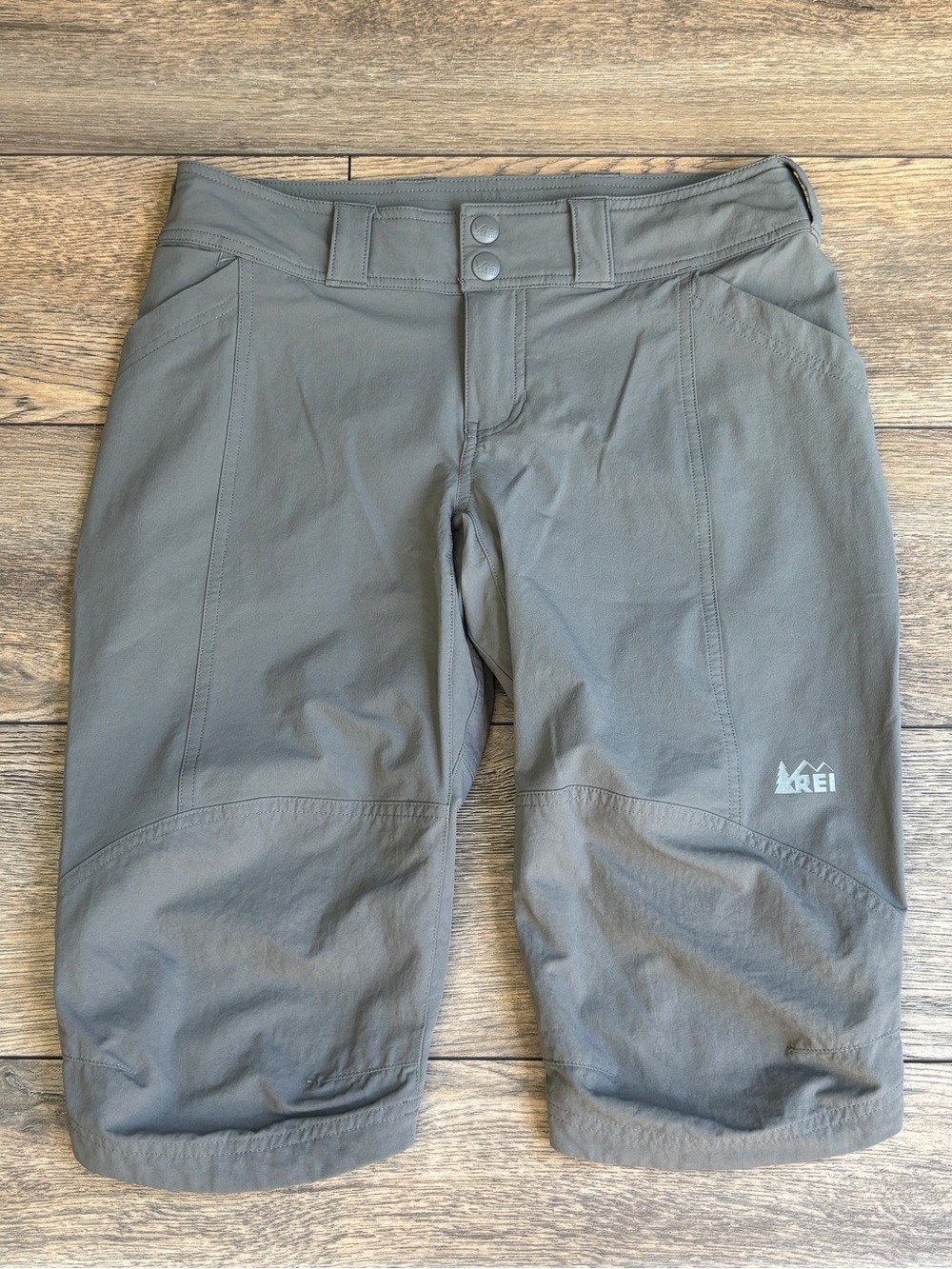 REI Gray Stretch Knee Length Hiking Shorts Capri Pants Nylon Blend sz 2